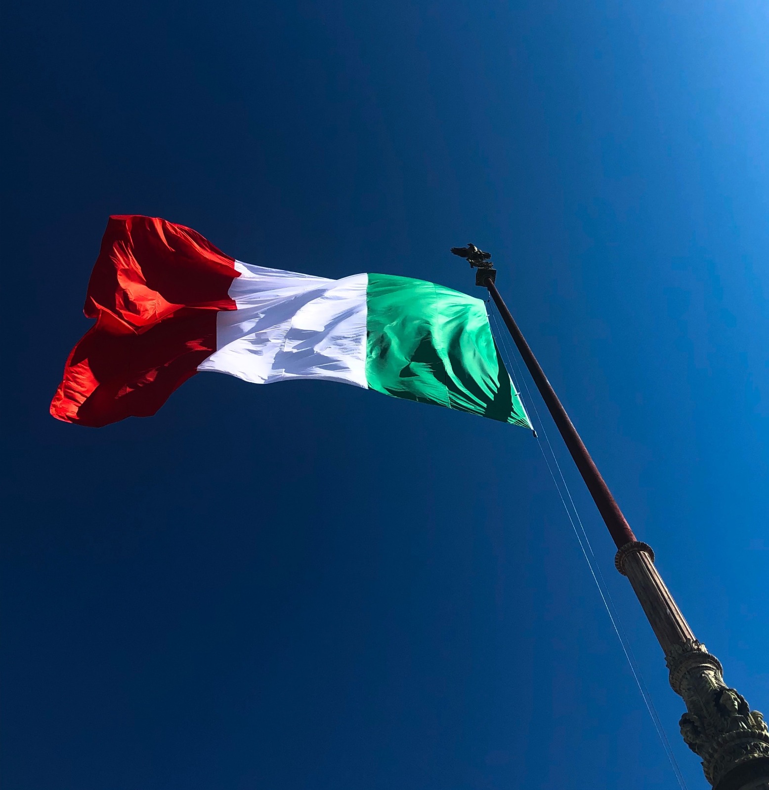 bandiera italiana che sventola